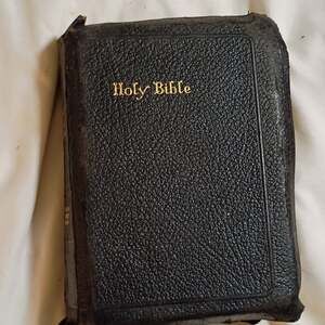 The Holy Bible Containing the Old and New Testaments Self-Pronouncing Edition